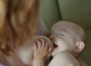 smiech pri dojceni